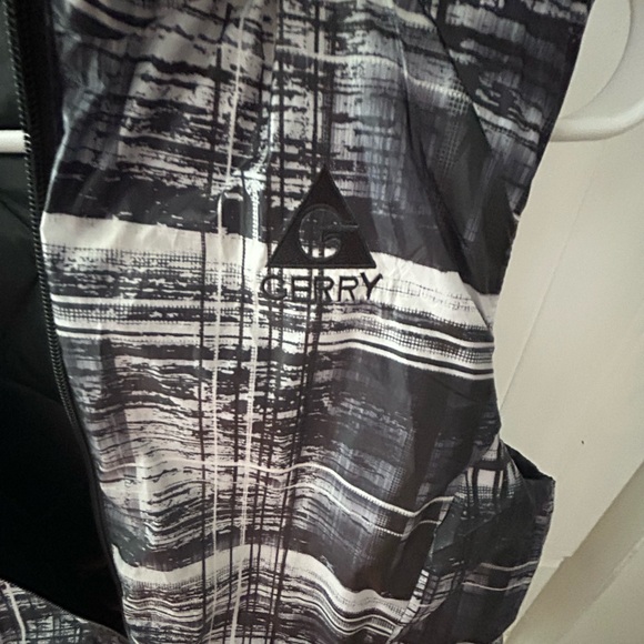 NWOT GERRY DOWN Black and Gray Hooded Puffer Vest, REVERSIBLE w/Pockets in & out - Picture 6 of 16